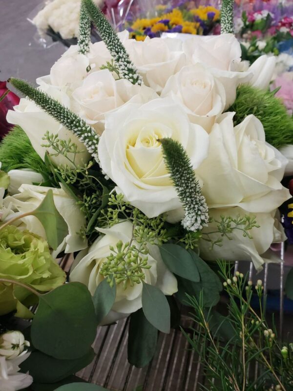 Deluxe arrangement with white roses - Image 3